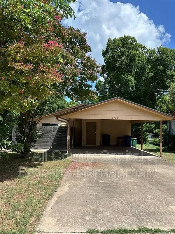 2 bed, 1.0 bath, 832 sqft, $995 — Photo 1