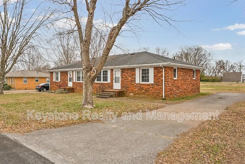 2 bed, 1.0 bath, 900 sqft, $895 — Photo 1