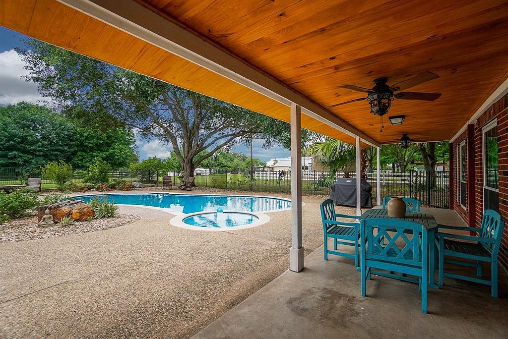 1302 Oaks Ct, Sealy, TX 77474 Zillow