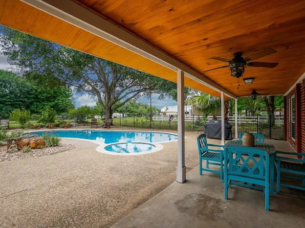 1302 Oaks Ct, Sealy, TX 77474