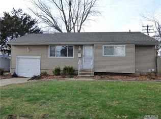 23 Sugarwood Ln, Commack, NY 11725