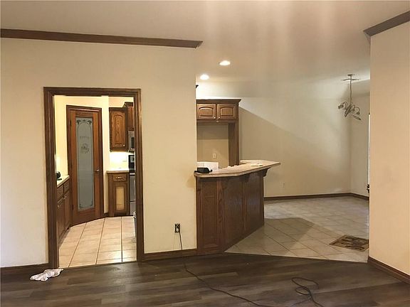 2nd image of 613 N Chisholm Trail Way
