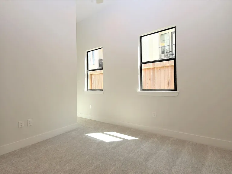 816 W 22nd St — Photo 13