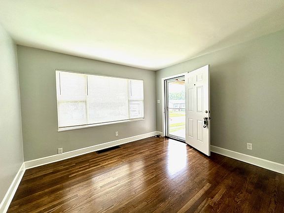 4th image of 387-389 Manhattan Dr #387