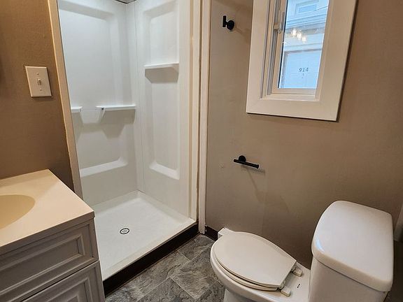 5th image of 912 W Walnut St #1