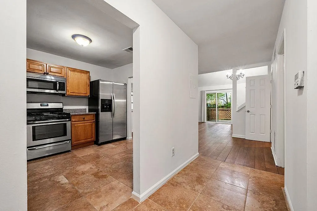 3 bed, 2.5 bath, 1232 sqft, $2,300 — Photo 4