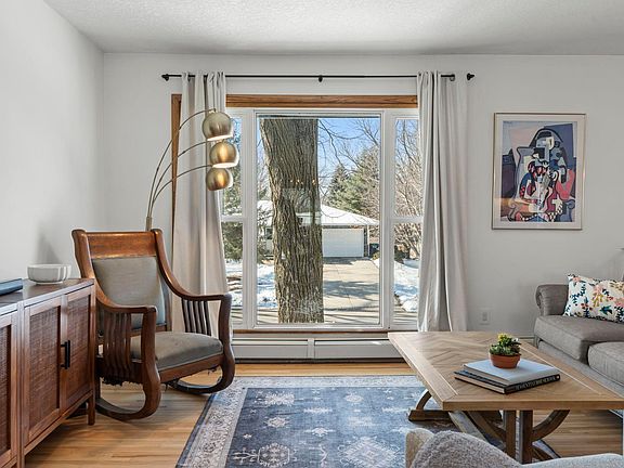 5th image of 4017 Shamrock Dr NE
