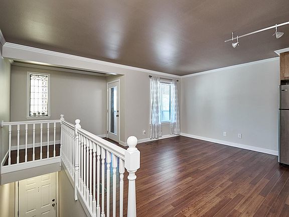 4th image of 336 Barrington Square Est APT D