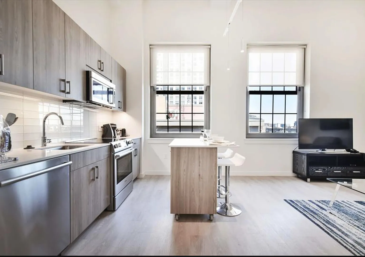 Upgraded 2BR Apt ! Close to Hospitals and Attractions — Photo 4