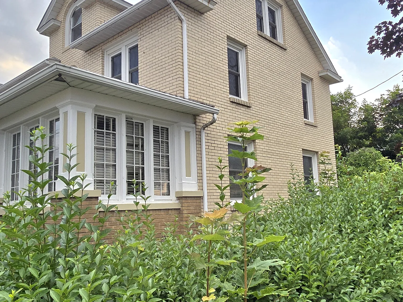 4 bed, 1.5 bath, 1744 sqft, $2,200 — Photo 2