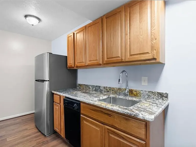 30 Pacific Dr #1 — Photo 4