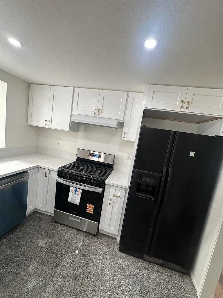4 bed, 2000 sqft, $4,800 — Photo 1