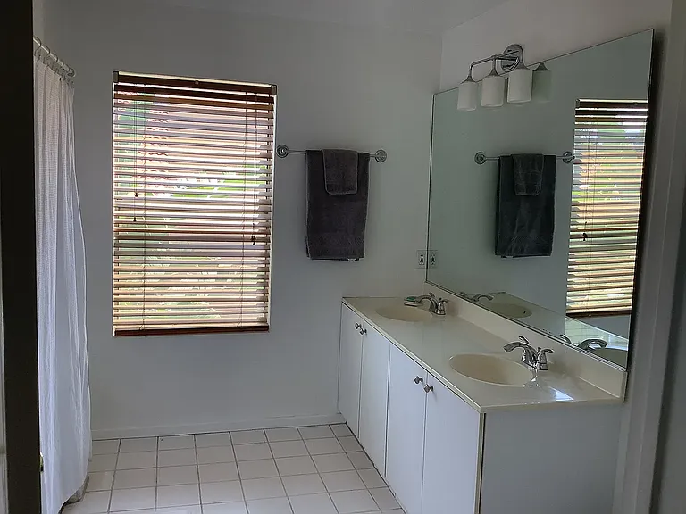 Upstairs front bedroom's private bathroom