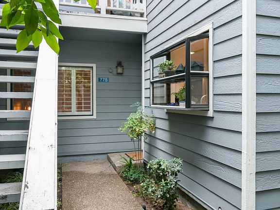 775 Arneill Rd-MLS_Size-002-9-Front Entr