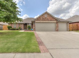 2208 Oak Dr, Moore, OK 73170