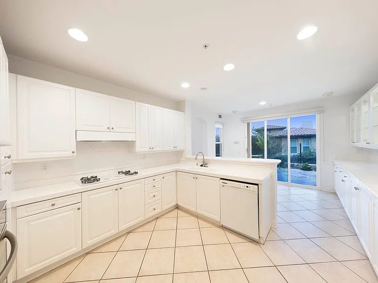 19 Lucania Dr — Photo 13