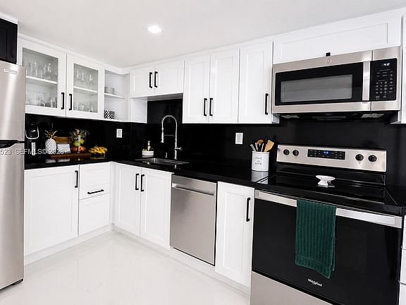 4th image of 300 Bayview Dr #Penthouse 11