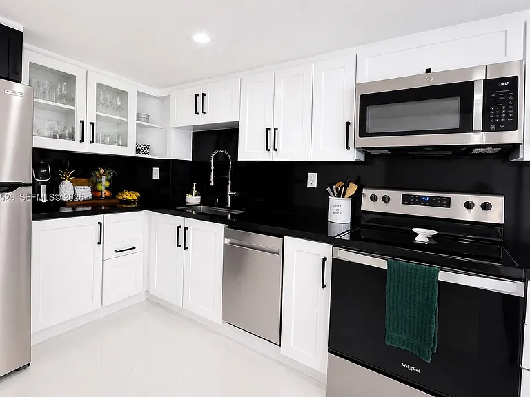 300 Bayview Dr #Penthouse 11 — Photo 4