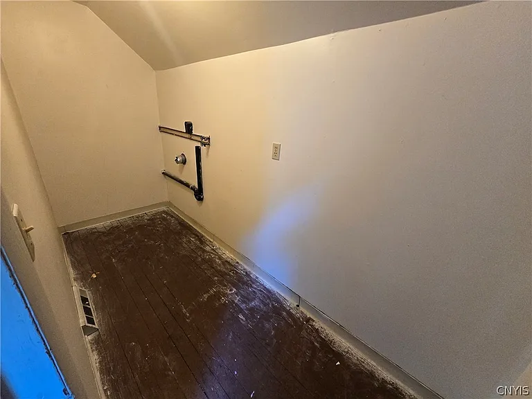 112 Helen St — Photo 17