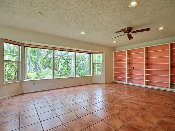 4th image of 601 Broadway St
