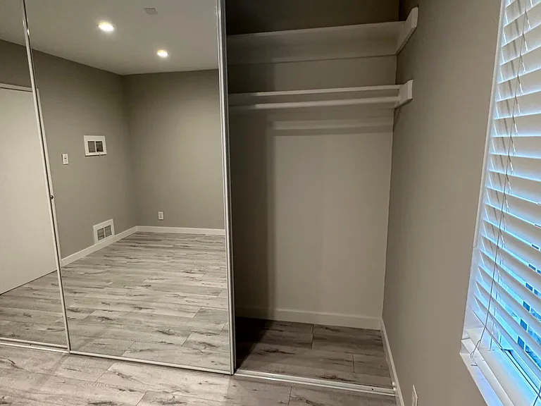7555 De Longpre Ave #9 — Photo 8