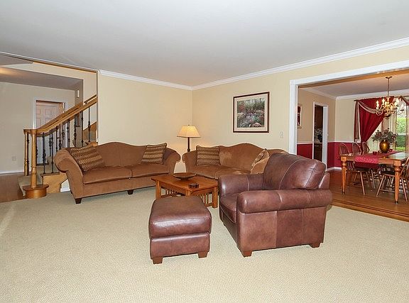 5th image of 415 W Foxdale Ln