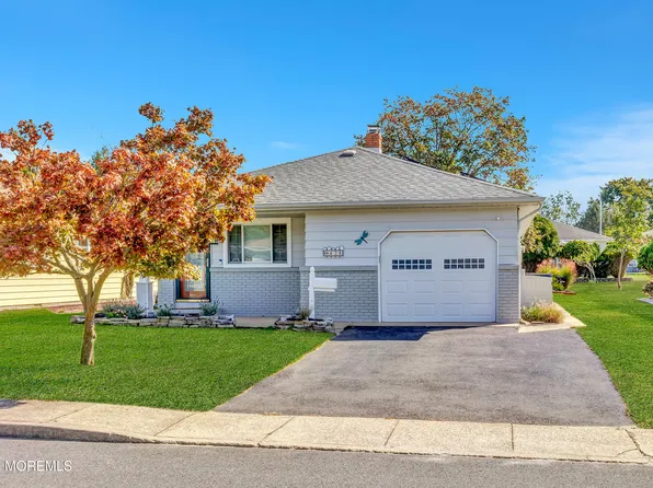 428 Saint Thomas Drive, Toms River, NJ 08757