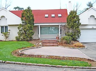20 Hawthorne Ln, Great Neck, NY 11023