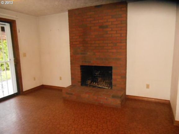 4th image of 221 NE Hearthwood Blvd