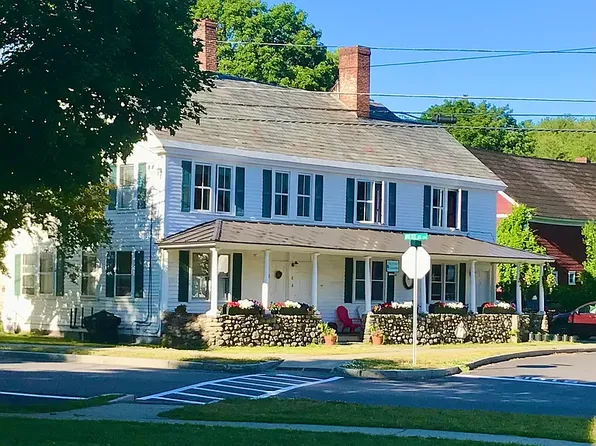 12 Court St APT 5, Newfane, VT 05345