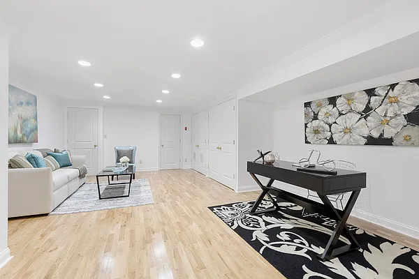 Sold by Nestseekers | media 11