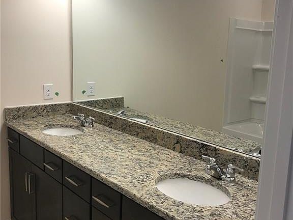 4th image of 1068 Wellington Ave #11