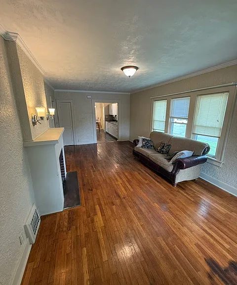 804 W 6th St — Photo 11