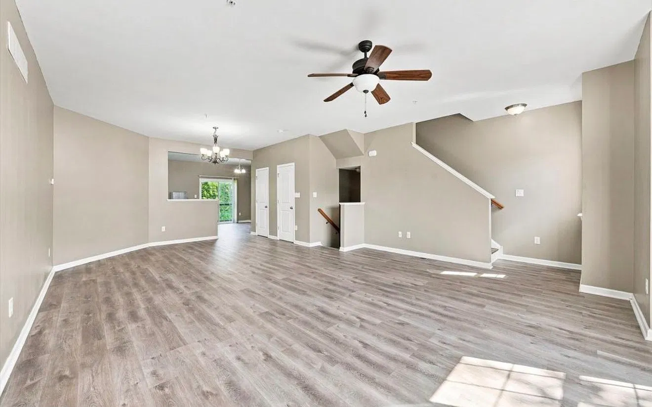 3 bed, 2.5 bath, 2500 sqft, $2,495 — Photo 3