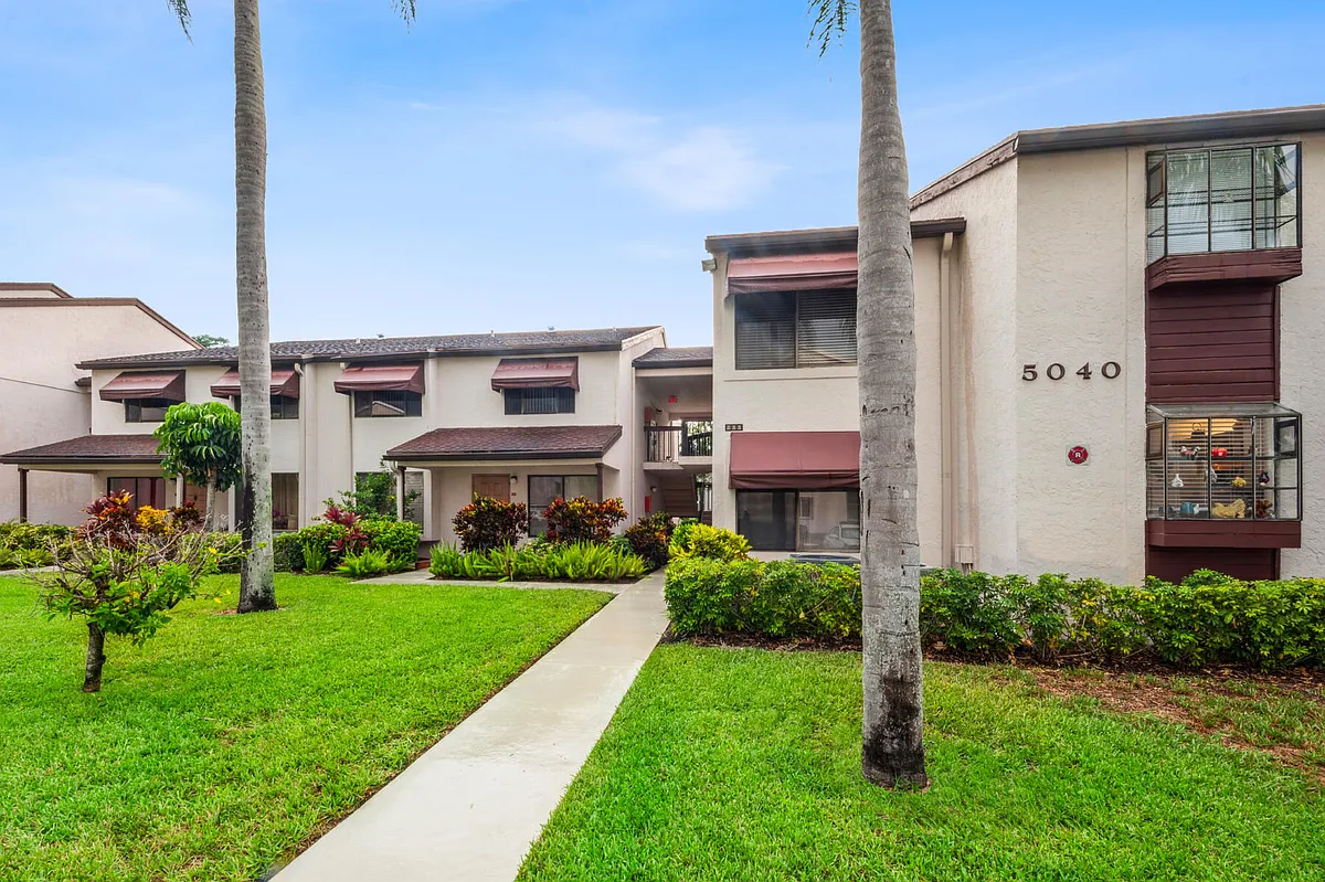 Building Photo - 5040 Rose Hill Dr #204