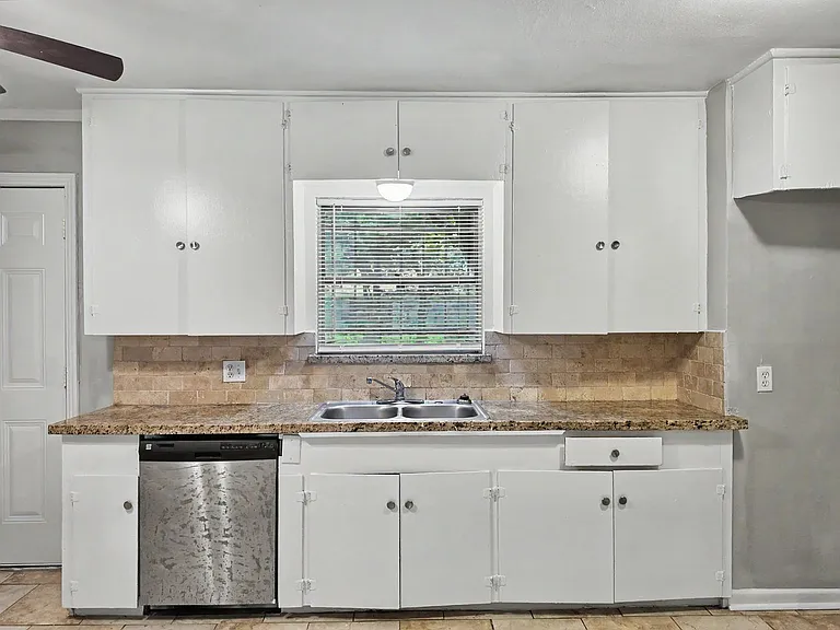 1223 Shawnee St — Photo 8