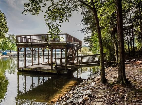 5th image of 249 Hideaway Ln