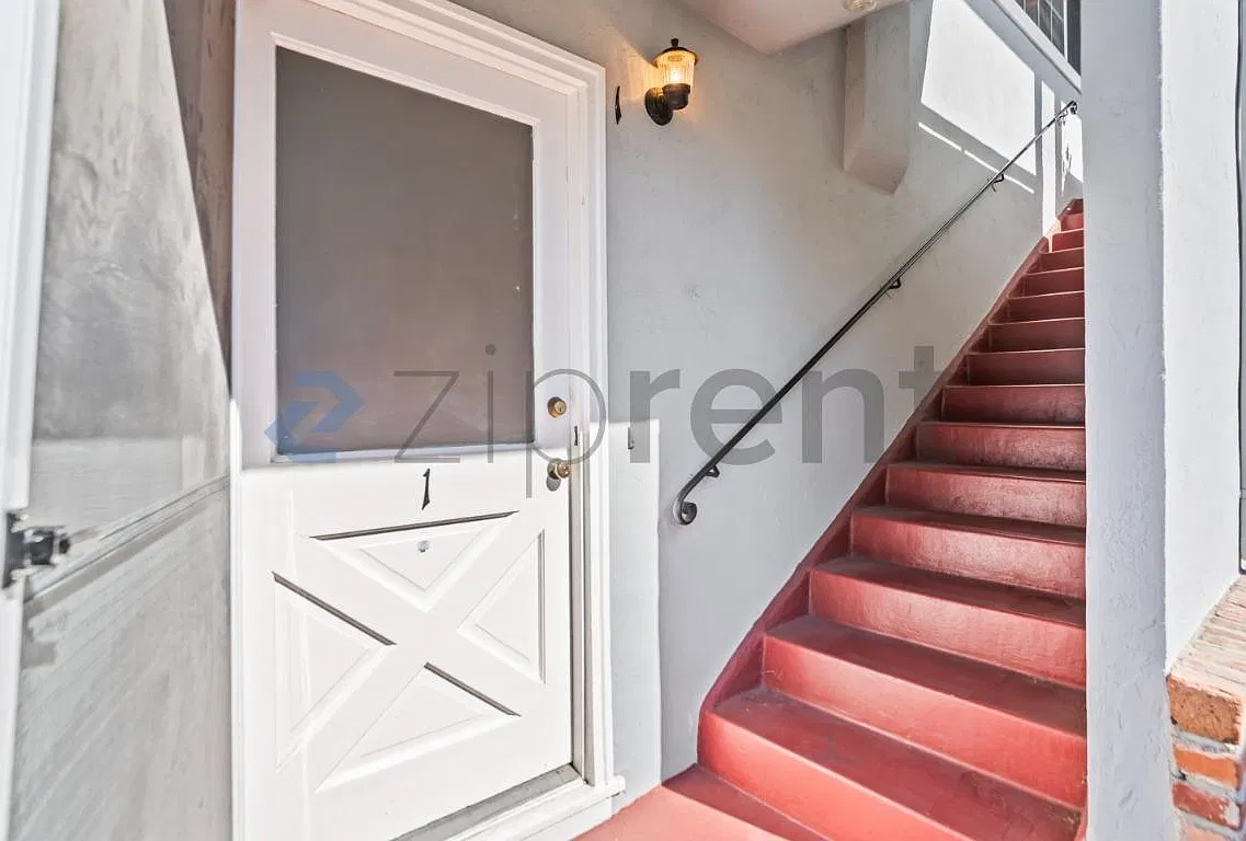2 bed, 700 sqft, $2,935 — Photo 2