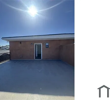 11600 S San Pedro St — Photo 2