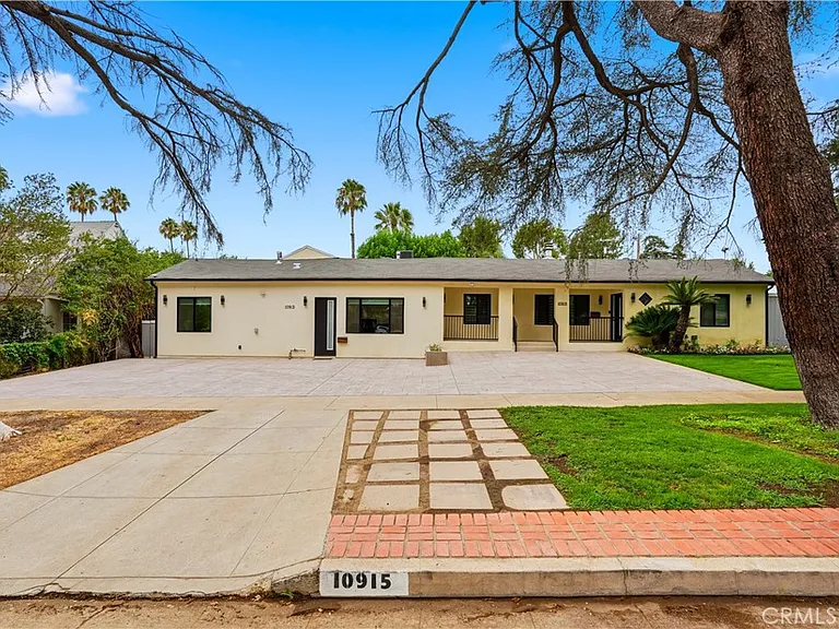 10913 White Oak Ave — Photo 1