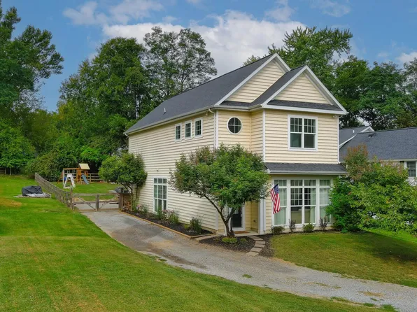 16 N Bridge St, Round Hill, VA 20141