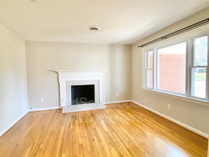3 bed, 2.0 bath, 1381 sqft, $2,195 — Photo 3