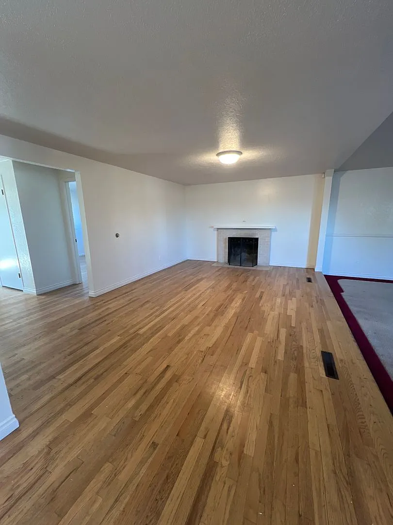 55th Ave 3+ bedroom with attached oversized 1 car garage — Photo 3