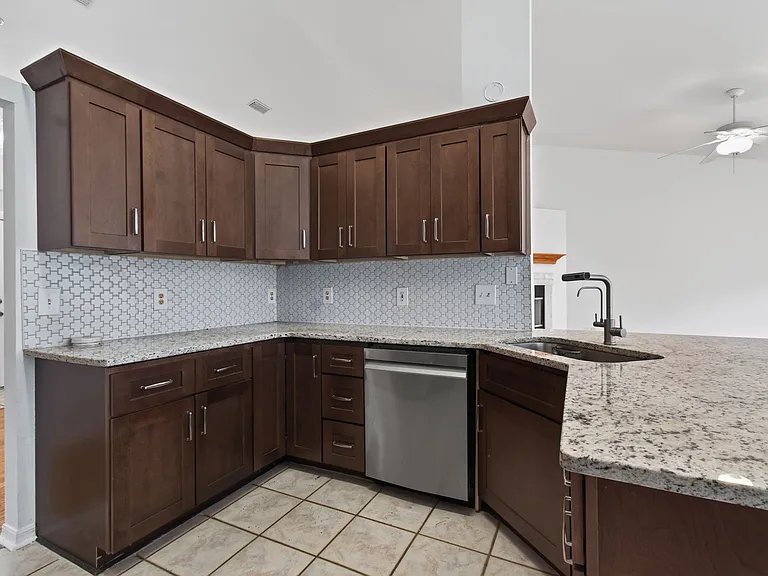 2324 NW 40th Pl — Photo 6