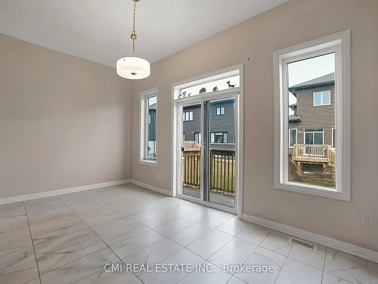 3742 Sunbank Cres — Photo 13