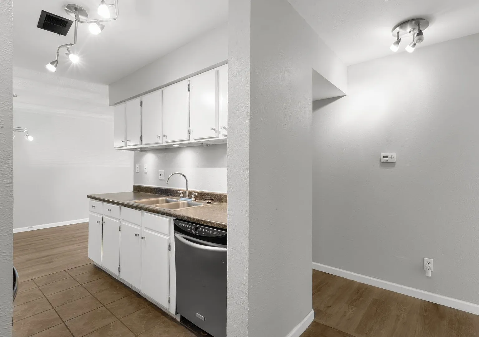 2BR SFR Stainless Appliances Resort Amenities in Denver — Photo 3