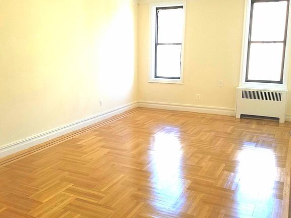 Large, sunny livingroom