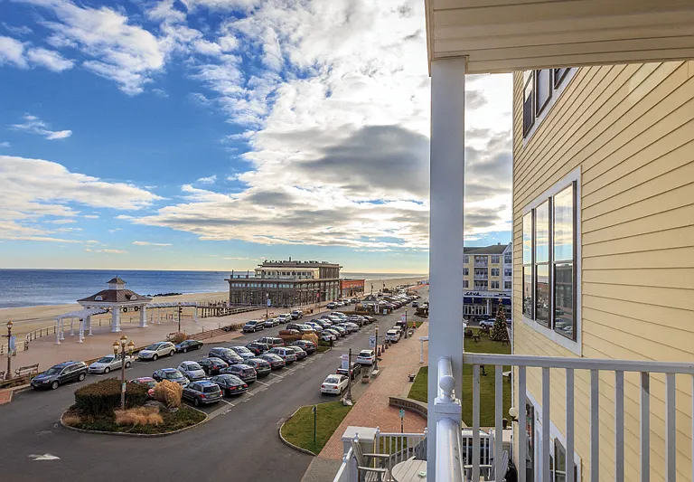 Pier Village Apartments — Photo 23