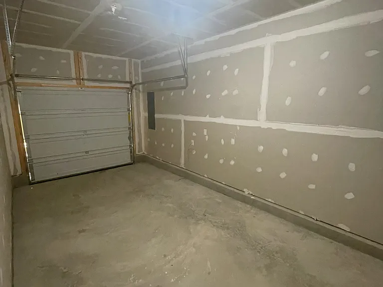 215 Thompson Ave — Photo 20
