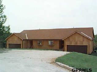 7831 Read Plz, Omaha, NE 68122